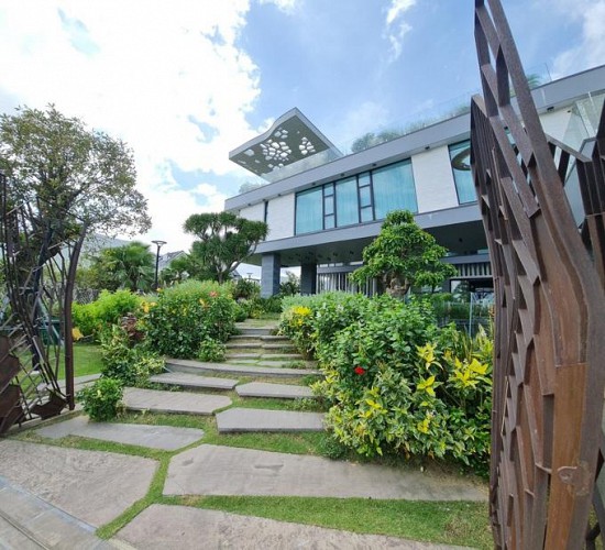 Biệt thự dựng trên 7 lô đất, thiết kế độc đáo giúp tiết kiệm điện ở Đà Nẵng